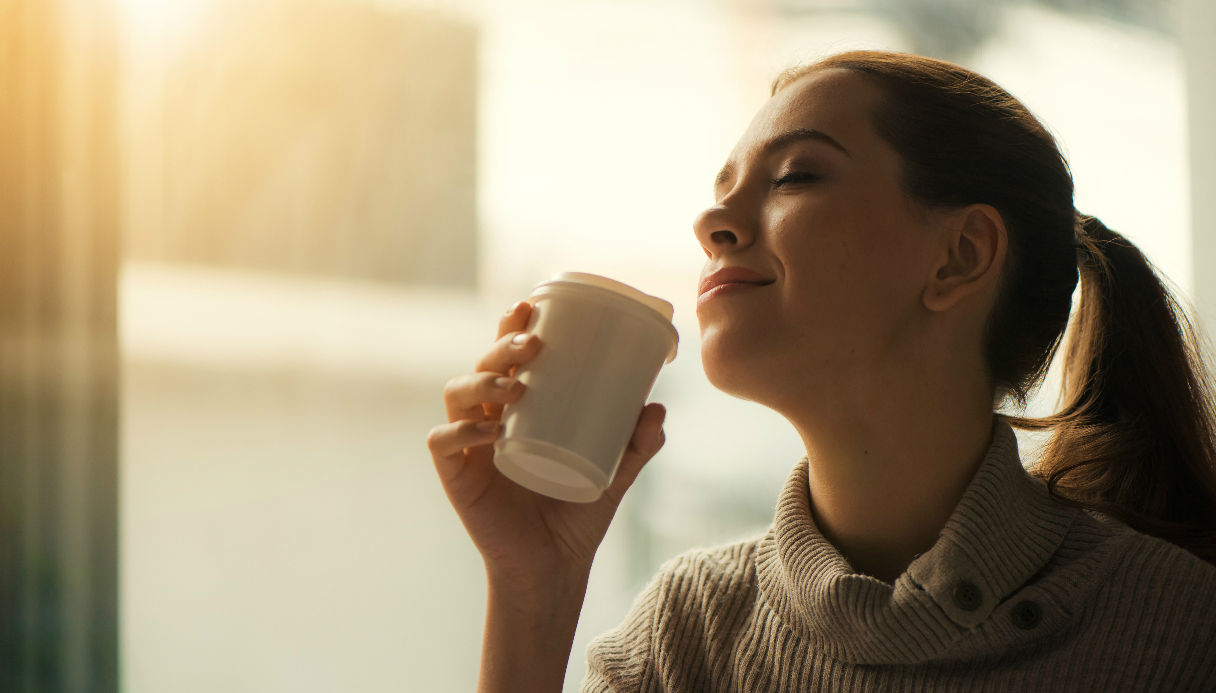 Un consumo moderado de café puede proteger la salud de tus ojos. Foto: Tirachard Kumtanom
