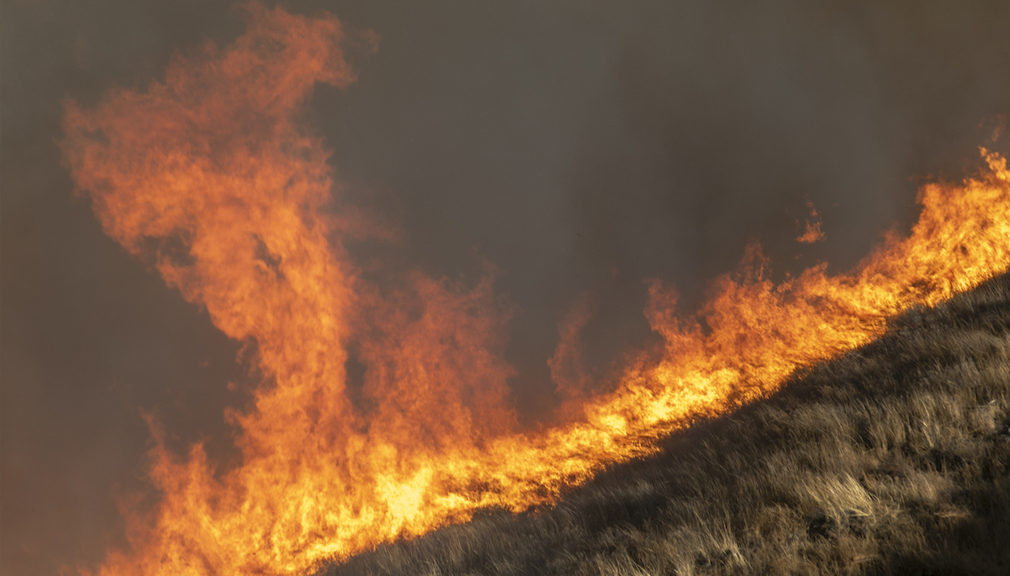 SIMI VALLEY, CA - 30 DE OCTUBRE: Los fuertes vientos impulsan el Easy Fire el 30 de octubre de 2019 cerca de Simi Valley, California. 