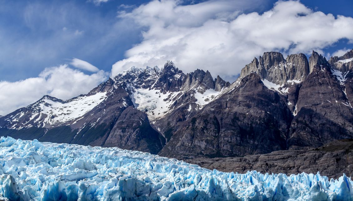 El glaciar Grey, que acaba en el lago del mismo nombre, es uno de los espectáculos naturales más impresionantes del parque Torres del Paine, en Chile, fue declarado Reserva de la Biósfera por la ONU en 1978 y visitado por millares de turistas año tras año. La masa de hielo de 244 kilómetros cuadrados ha ido retrocediendo de forma continua desde 1945 y es uno de los glaciares chilenos que más superficie ha perdido en los últimos años. EFE/JOEL ESTAY