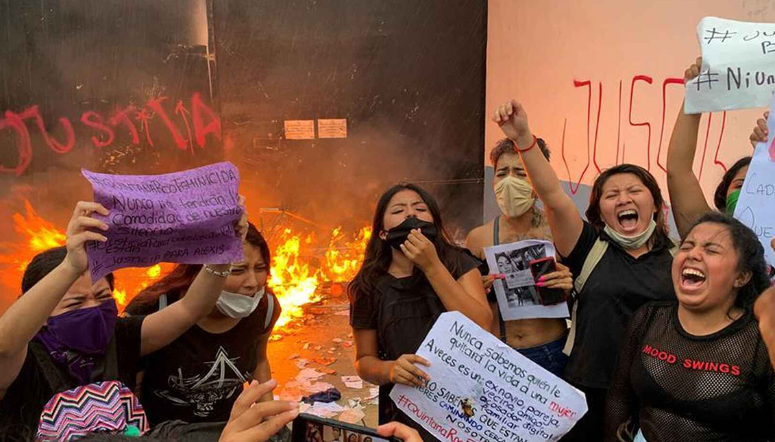 Unas 2.000 personas se manifestaban por los recientes feminicidos en Quintana Roo, el último fue el de una joven de 20 años, "Alexis". Photo: Agencias