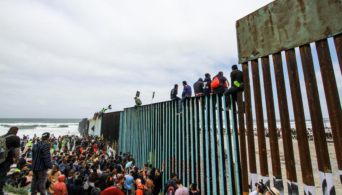 Hundreds of immigrants congregate on the border wall with the United States on Sunday, April 29, 2018, on the side of Tijuana (Mexico). A group of activists from the United States arrived at the Friendship Park in San Diego, California, to express their solidarity with the members of the caravan of Central American migrants who will ask for asylum in the San Ysidro port. EFE / Joebeth Terriquez