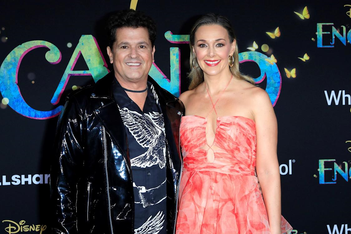 Carlos Vives with his wife Claudia Elena Vásquez at the presentation of "Encanto".