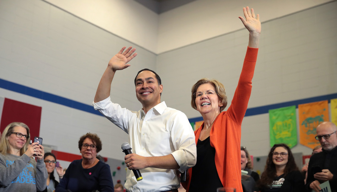 MARSHALLTOWN, IOWA - 12 DE ENERO: El ex secretario de vivienda Julian Castro se une al candidato presidencial demócrata, la senadora Elizabeth Warren (D-MA) durante una parada de la campaña en la Escuela Primaria Fisher el 12 de enero de 2020 en Marshalltown, Iowa. (Foto de Scott Olson/Getty Images)