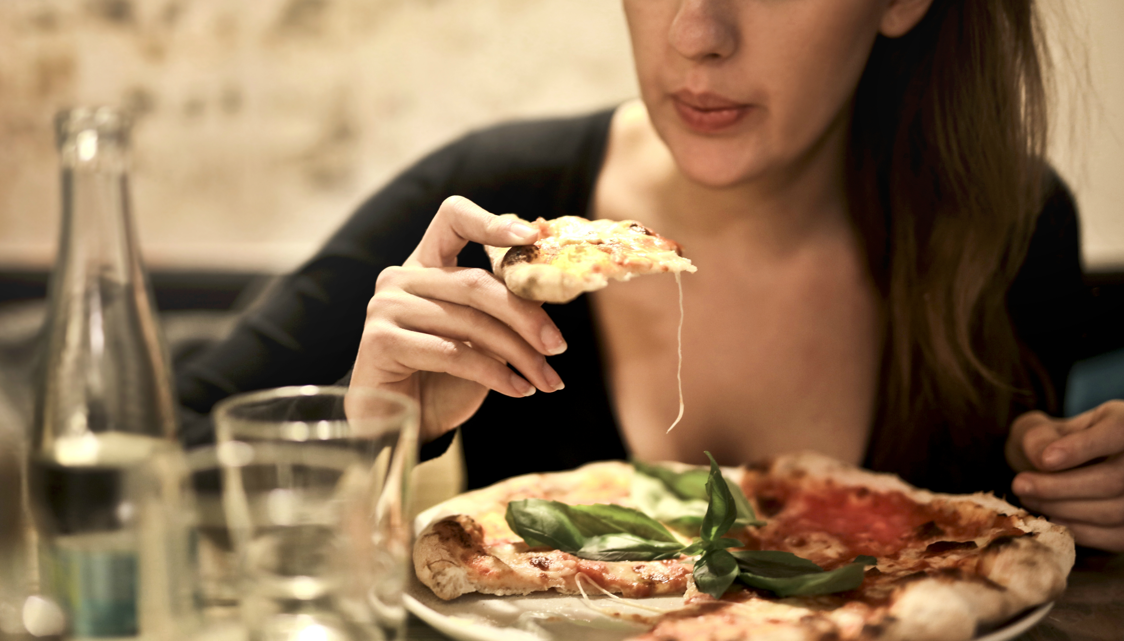 La cena es el momento del día más delicado para nuestra dieta. Foto: bruce mars