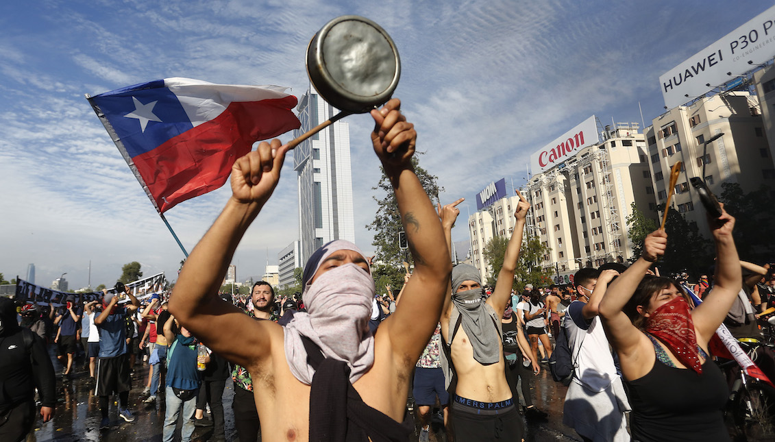 Protests continue in Chile after President Piñera declared a state of emergency and suspended the rise in subway rates. (Photo by Marcelo Hernández / Getty Images)