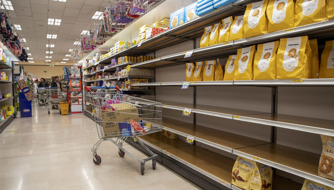 El pánico por quedarse sin alimentos para pasar la cuarentena ha arrasado los supermercados. / CNBC.