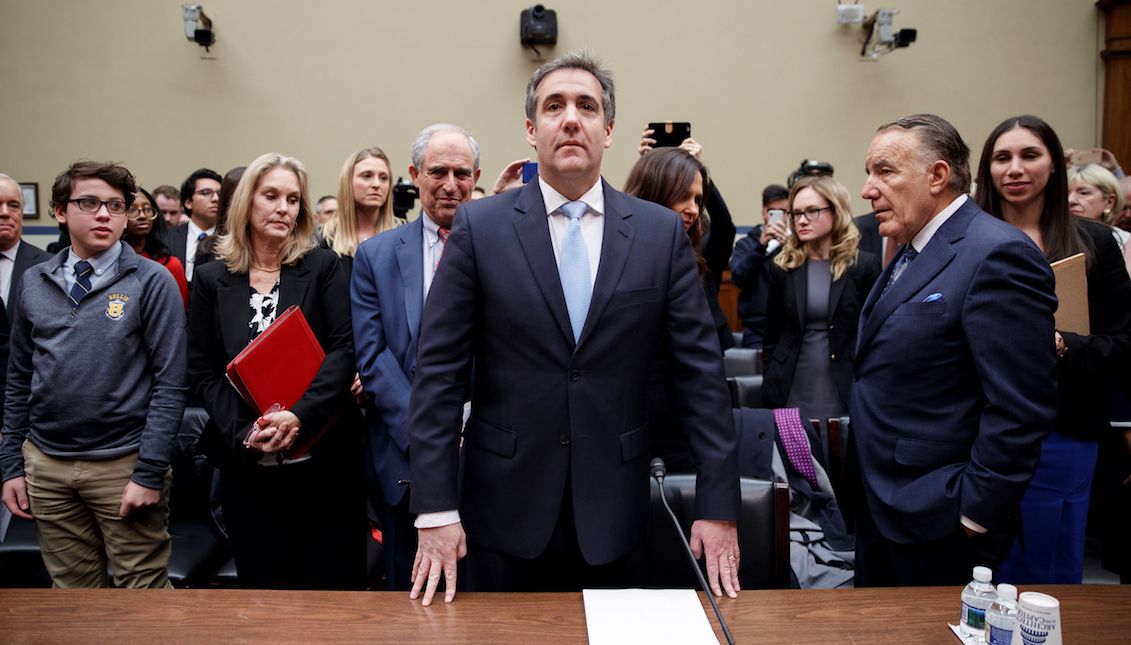 El ex abogado personal del presidente estadounidense Donald J. Trump, Michael Cohen (c), testifica ante el Comité de Supervisión y Reforma de la Cámara de Representantes este miércoles, en Washington D.C, Estados Unidos. Michael Cohen aseguró este miércoles que el mandatario conocía que uno de sus colaboradores estaba en contacto con WikiLeaks para la publicación de miles de correos del Partido Demócrata, que afectaron a la campaña de su rival, Hillary Clinton. EFE/ Shawn Thew