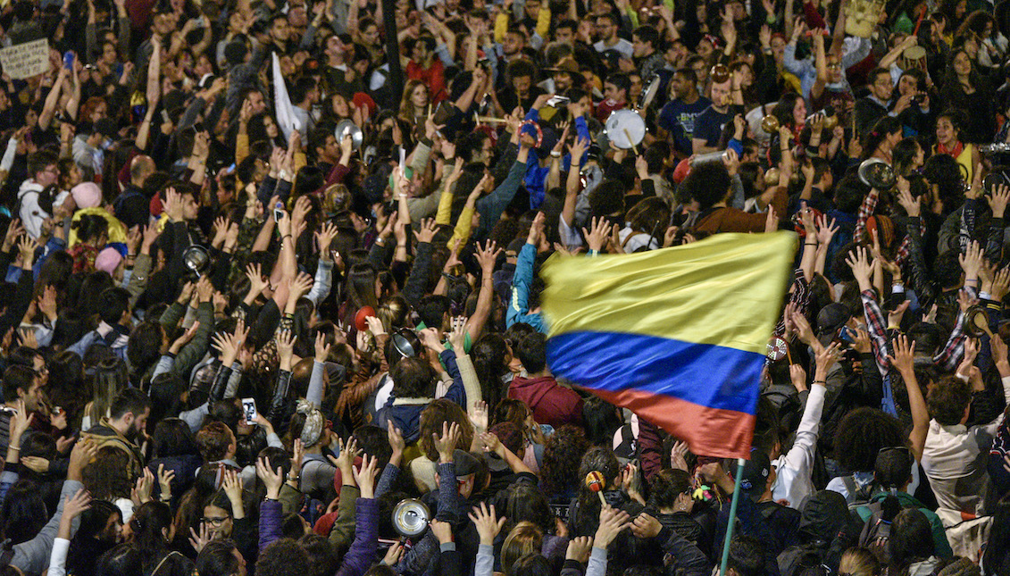 BOGOTÁ, COLOMBIA - 28 DE NOVIEMBRE: Manifestantes se reúnen y hacen ruido con ollas mientras músicos actúan en una plaza al norte de Bogotá durante una protesta contra el gobierno del presidente colombiano Iván Duque el 28 de noviembre de 2019 en Bogotá, Colombia.  (Foto de Guillermo Legaria/Getty Images)