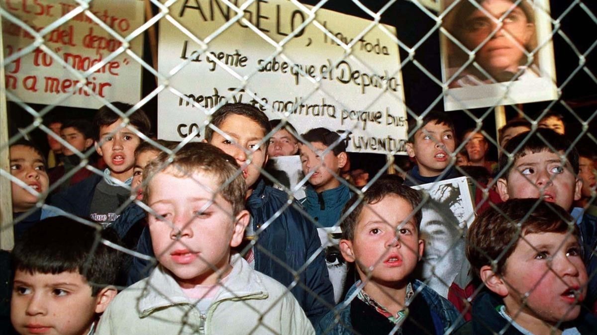 Colonia Dignidad children with posters in defense of their leader, accused of pedophilia.  Photo Reuters, Luis Chang.