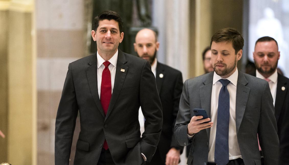 The Republican speaker of the United States House of Representatives, Paul Ryan (L), walks through the House while the negotiations continued on Thursday, February 8, 2018, at the Capitol in Washington (USA). EFE / JIM LO SCALZO 