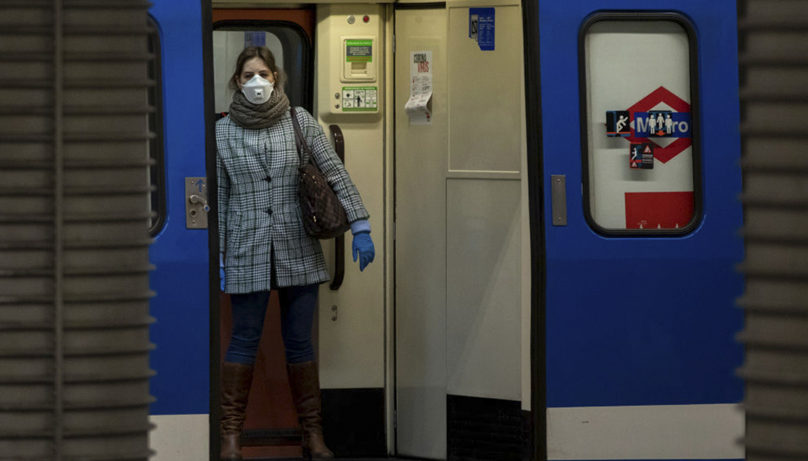 MADRID, ESPAÑA - 16 DE MARZO: Una mujer lleva una máscara protectora dentro de un tren subterráneo en la estación de tren de Atocha mientras el país trabaja para detener la propagación del coronavirus el 16 de marzo de 2020 en Madrid, España. (Foto de Pablo Blazquez Dominguez/Getty Images)