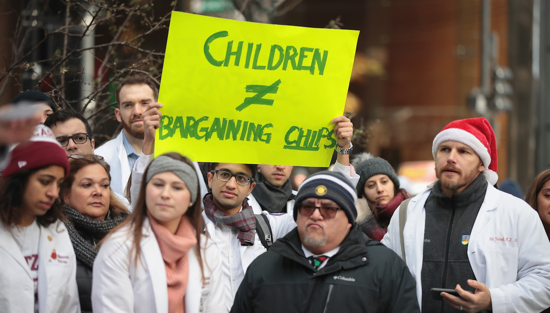 Los estudiantes de medicina de UChicago se reúnen en nombre de los beneficiarios de CHIP. Scott Olson / Getty Images