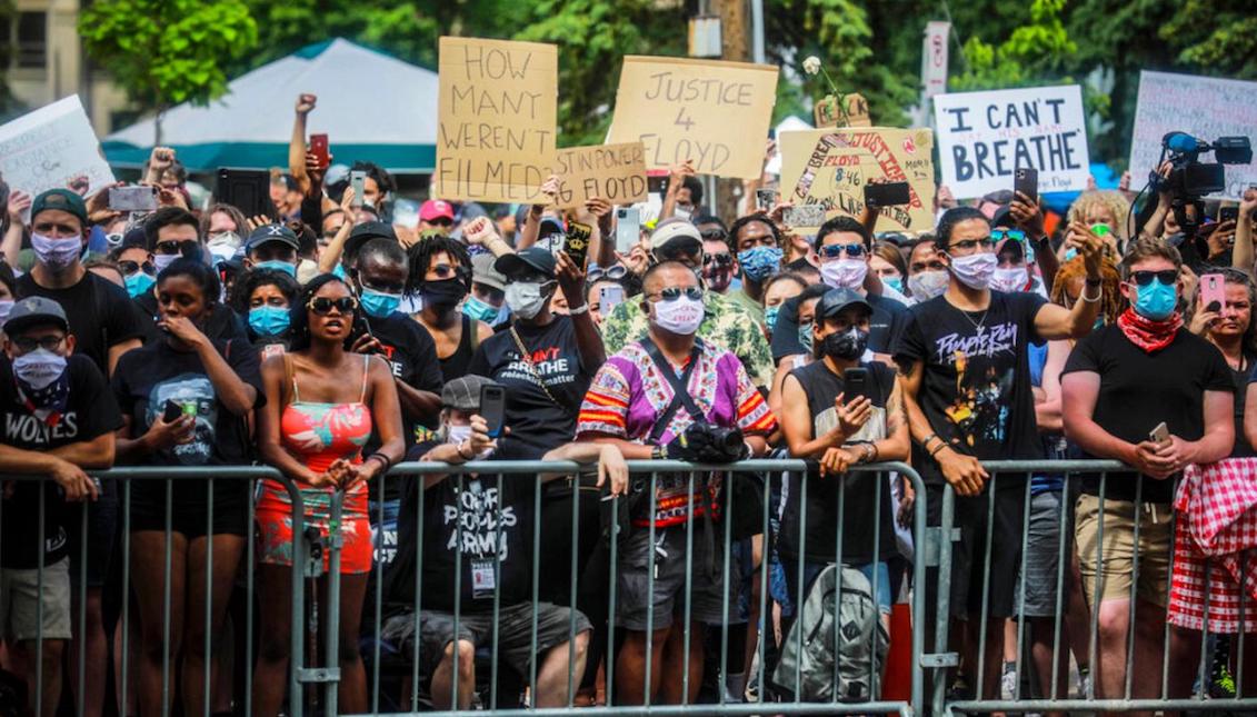 Una multitud canta "Di su nombre" mientras el ataúd de George Floyd es llevado a un coche fúnebre después de un servicio conmemorativo en la Universidad North Central, el jueves 4 de junio de 2020, en Minneapolis.   - Copyright AP Photo/Bebeto Matthews