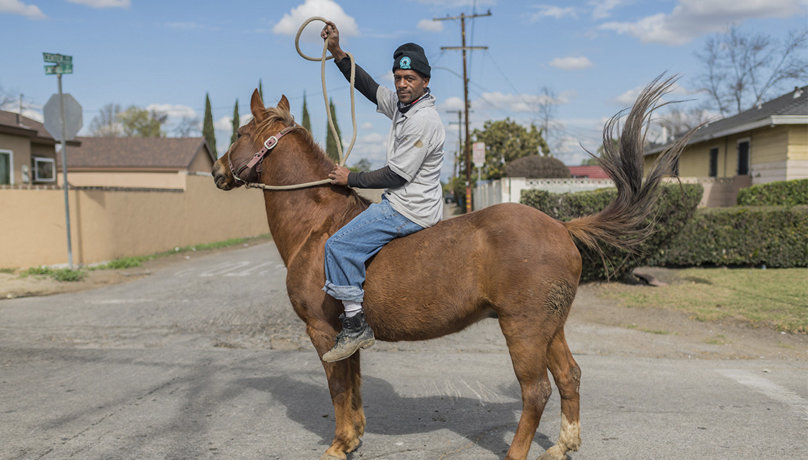 Los Cowboys de Compton llevan desde 1988 echando el lazo a los estereotipos raciales. Photo: Walter Thompson-Hernández.