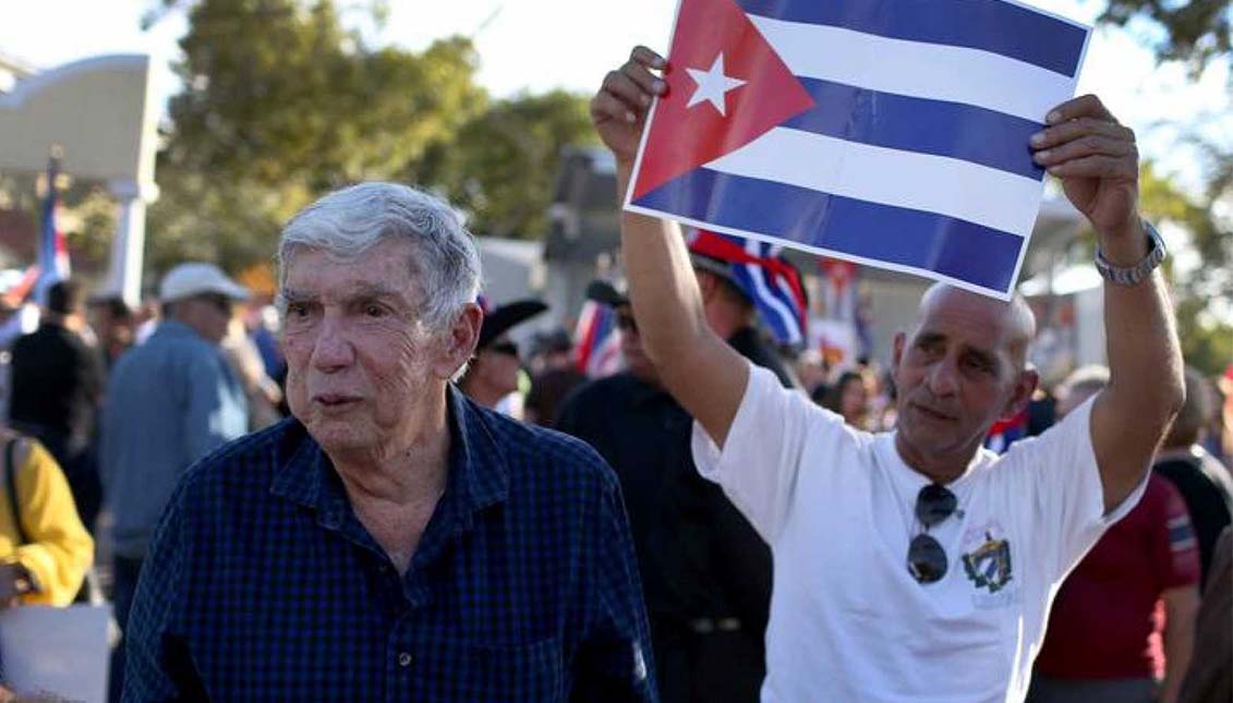 Hundreds of Cuban exiles who demand the continuation of the Family Reunification Parole Program in Miami's Cuban Memorial Park. Via RTVE.