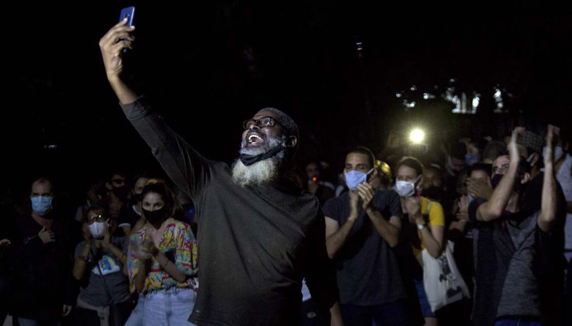 Cerca de 300 personas se congregaron el viernes frente al Ministerio de Cultura de la Habana para pedir "diálogo". Photo: Santa Maria Times.