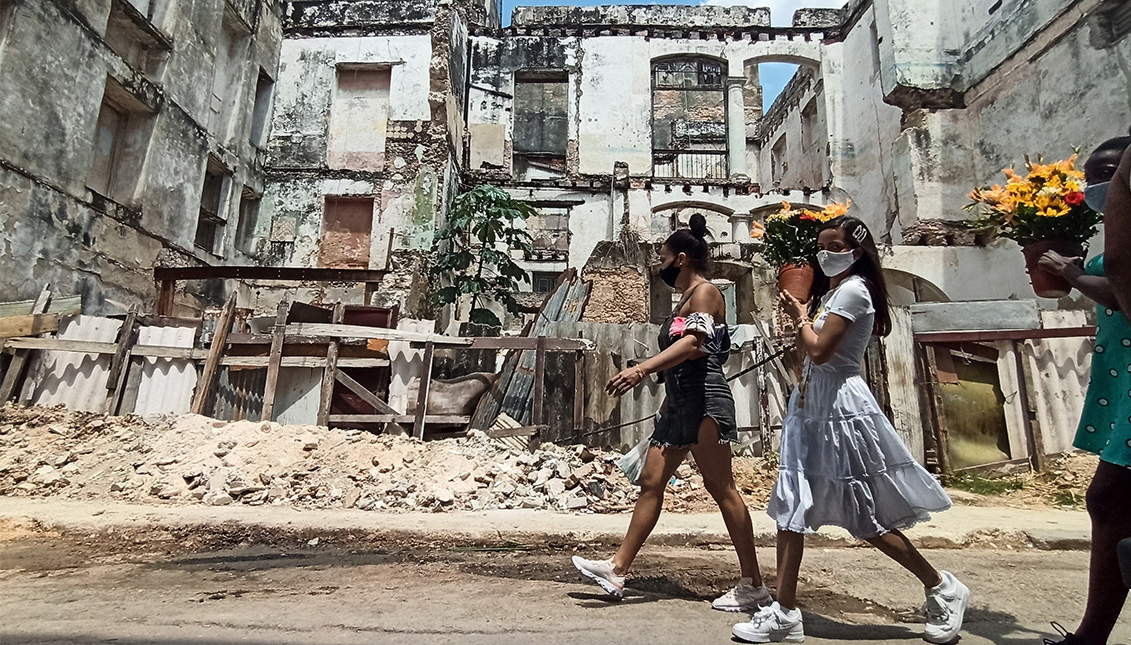 Varias mujeres llevan hoy girasoles amarillos al Santuario de la Virgen de la Caridad del Cobre, en La Habana (Cuba). Foto: Ernesto Mastrascusa/EFE