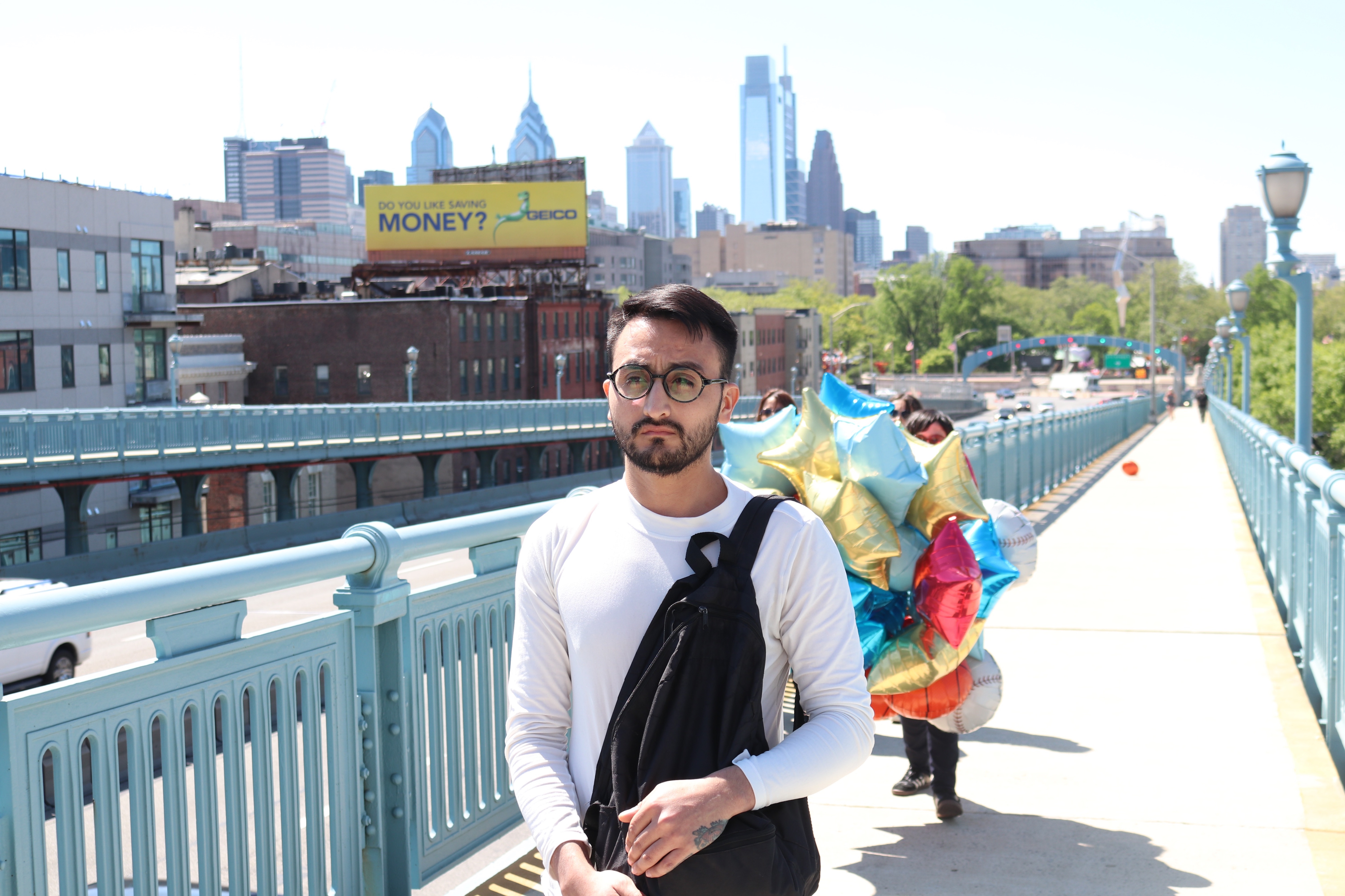 Adrian Hueso and Salomé Cosmique begin their journey to Camden as part of "Cuerpos al Vacío." Photo: Nigel Thompson/AL DÍA News.