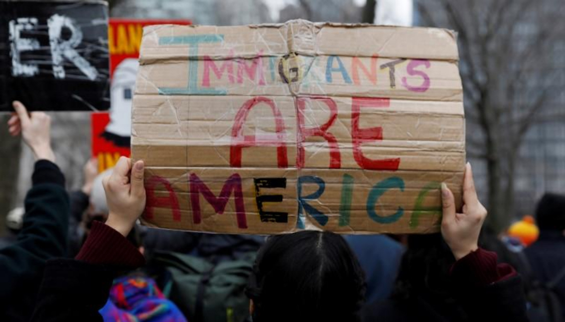 (Foto de archivo) Activistas y beneficiarios de DACA marchan por Broadway durante el inicio de su “Walk to Stay Home”, una caminata de cinco días desde Nueva York hacia Washington el 15 de febrero de 2018, para exigir que el Congreso apruebe una Clean Dream Act. Reuters.