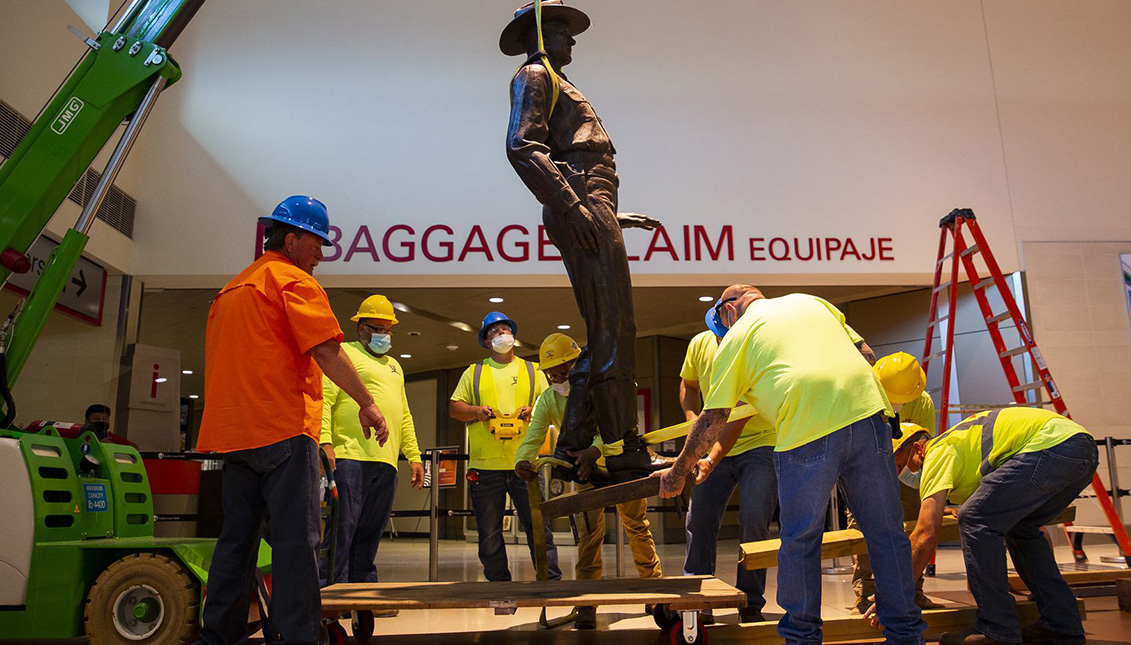 Retirada de la estatua de Jay Banks en el Love Field Airport de Dallas, el pasado jueves 4 de junio. Foto: NBC News.