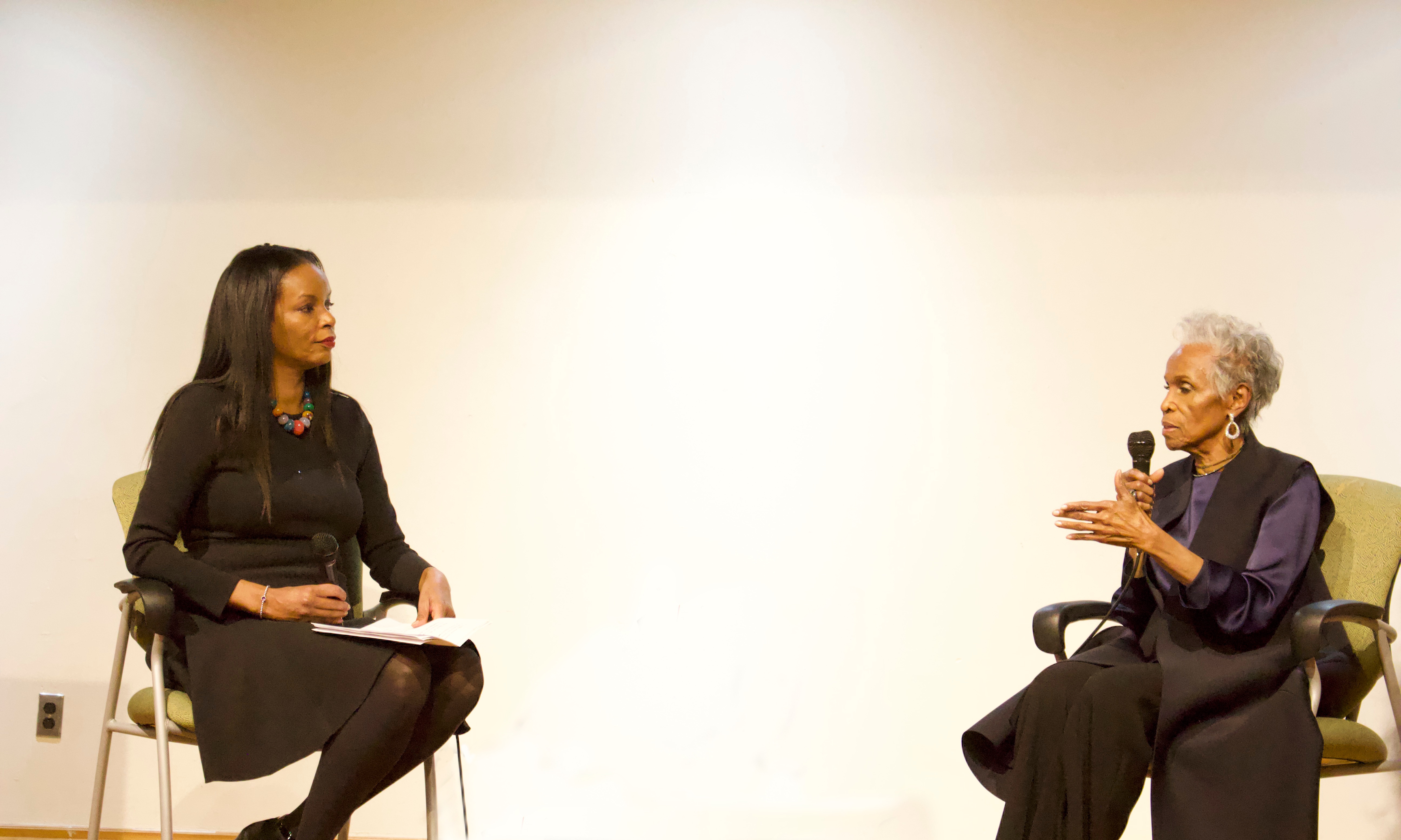 Dorothy Gilliam (right), the first African American woman reporter hired at The Washington Post, converses with Jenice Armstrong (left), columnist at the Philadelphia Inquirer at the African American Museum in Philadelphia. Photo: Lee Nentwig / AL DÍA News
