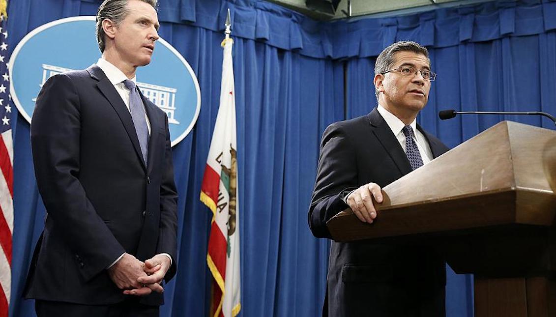 California and a dozen other states are filing a lawsuit against Donald Trump's national emergency declaration. In the photo: California Attorney General Xavier Becerra gives statements accompanied by state governor Gavin Newsom. Rich Pedroncelli/AP