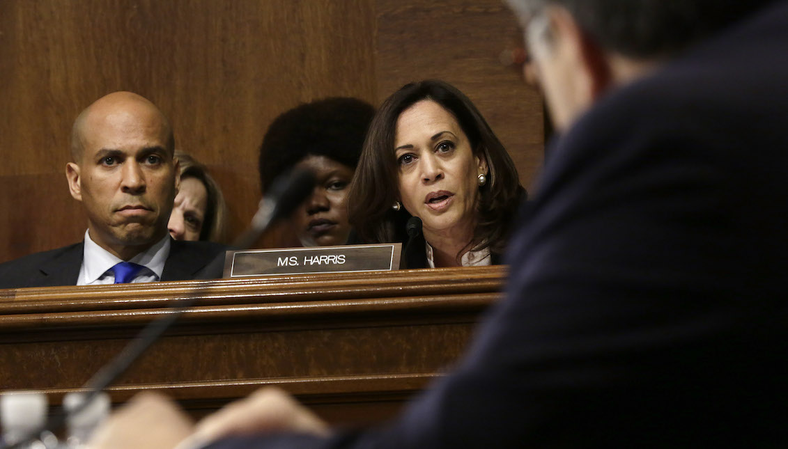 WASHINGTON, DC - 1 DE MAYO: la senadora estadounidense Kamala Harris (demócrata por California) habla y el senador Cory Booker (D-NJ) escucha cómo el fiscal general de los EE.UU. William Barr testifica ante el Comité Judicial del Senado el 1 de mayo de 2019 en Washington, DC. (Foto por Alex Wong/Getty Images)