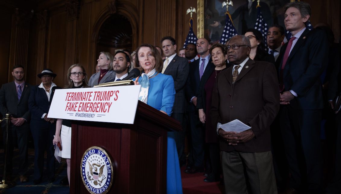 The Speaker of the House of Representatives, Nancy Pelosi (c), speaks during a press conference on Monday to announce a resolution that ends President Trump's declaration of a National Emergency on the southern border, at the Capitol, in Washington , DC. Pelosi called on lawmakers to support a resolution by Texas Democratic Representative Joaquin Castro that would end the emergency declaration. EFE/Shawn Thew