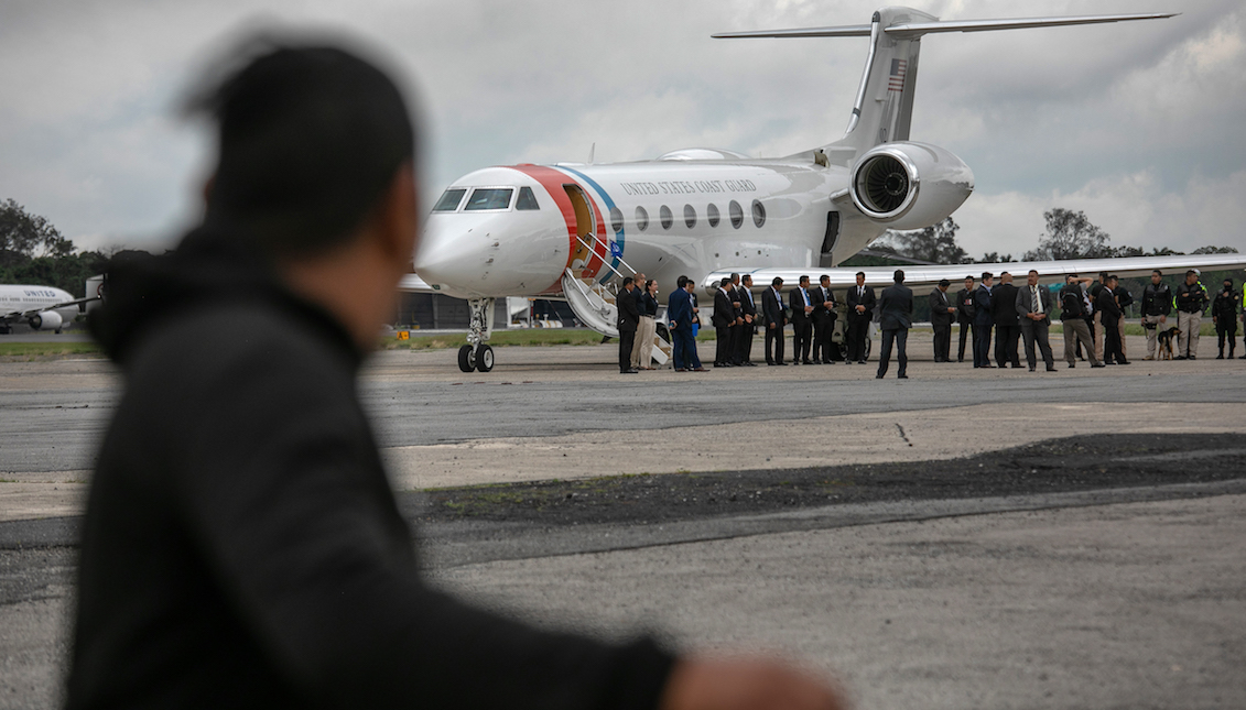 CIUDAD DE GUATEMALA, GUATEMALA - 30 DE MAYO: Un deportado guatemalteco llega de un vuelo de deportación de los EE. UU. mientras un avión cercano espera la salida del Secretario de Seguridad Nacional de los EE. UU., Kevin McAleenan, el 30 de mayo de 2019, en la ciudad de Guatemala, Guatemala. (Foto por John Moore/Getty Images)