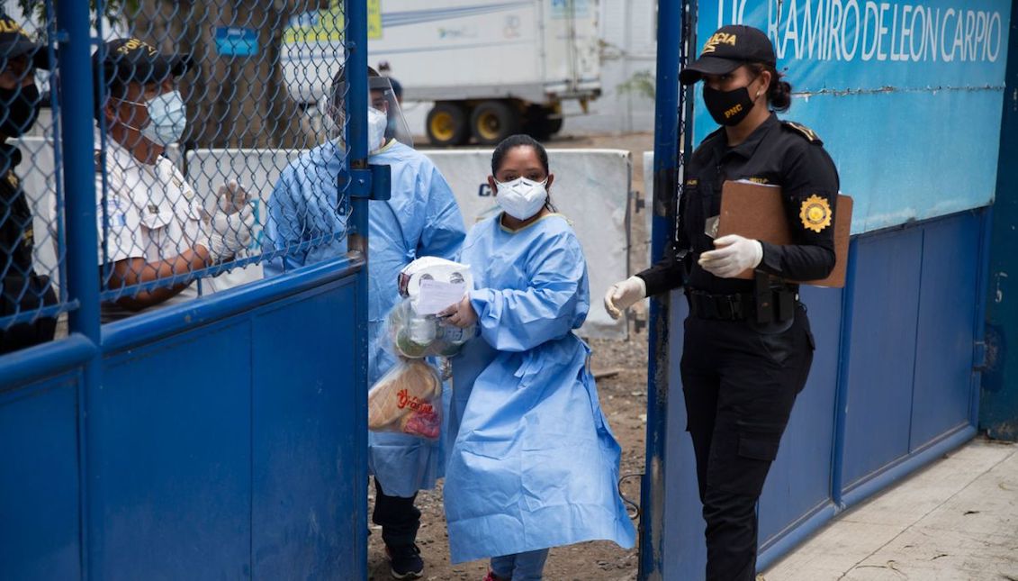 Trabajadores de la salud traen los suministros entregados por los familiares a un refugio temporal para ciudadanos guatemaltecos deportados de los Estados Unidos. Fuente: Reuters.