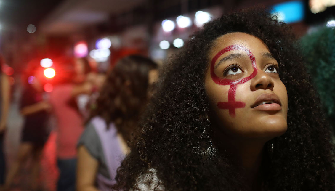 Activistas a favor del derecho a decidir marchan en Río de Janeiro - 28 de septiembre: La ley brasileña actualmente sólo permite el aborto en casos de violación, incesto o graves amenazas a la salud que ponen en peligro la vida de la madre. Un nuevo estudio de la ONU muestra que sólo uno de cada cuatro abortos es seguro en América Latina, que generalmente tiene leyes de aborto estrictas. (Foto de Mario Tama/Getty Images)