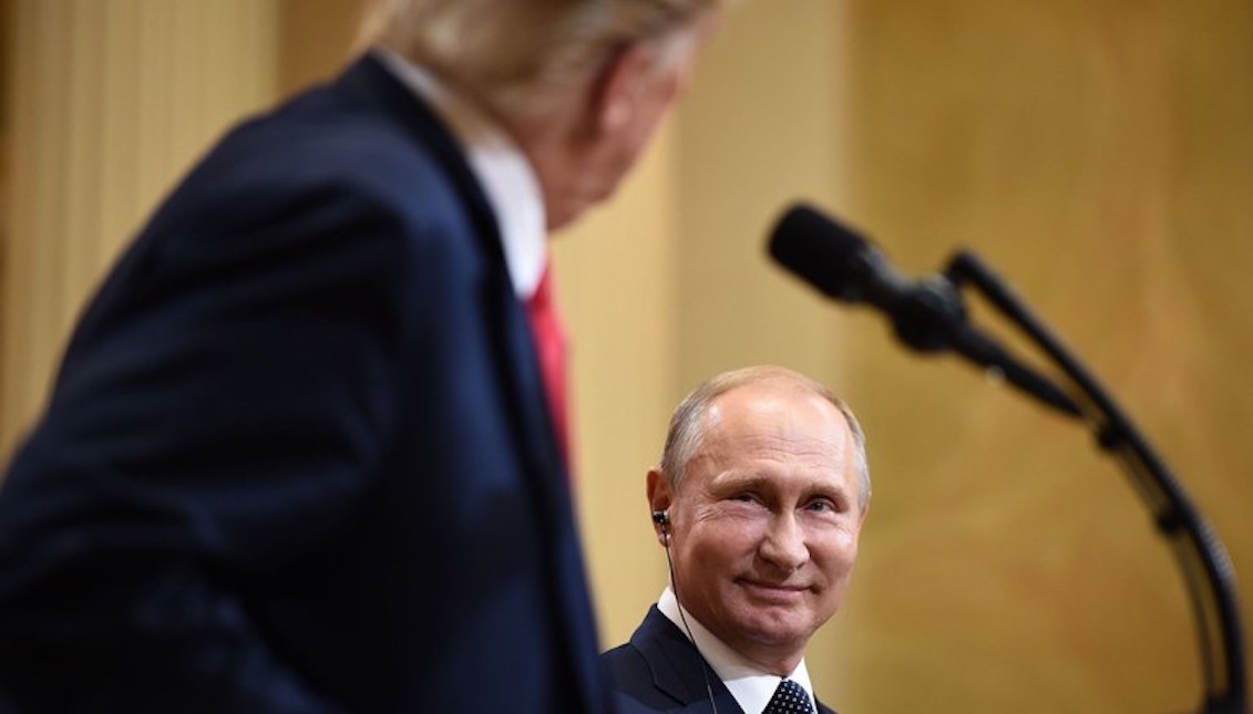 El presidente Donald Trump y el presidente de Rusia, Vladimir Putin, asisten a una conferencia de prensa conjunta después de una reunión en el Palacio Presidencial en Helsinki, el 16 de julio de 2018. (Getty Images)