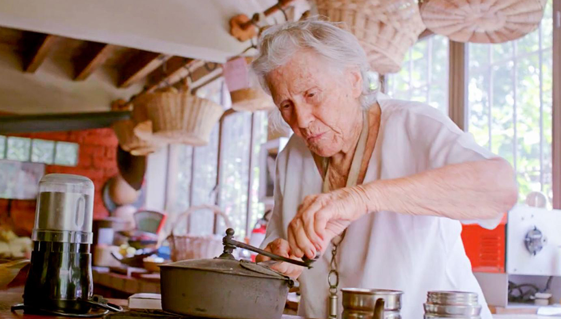 Diana Kennedy en su cocina. Photo: Diana Kennedy: Nothing Fancy.