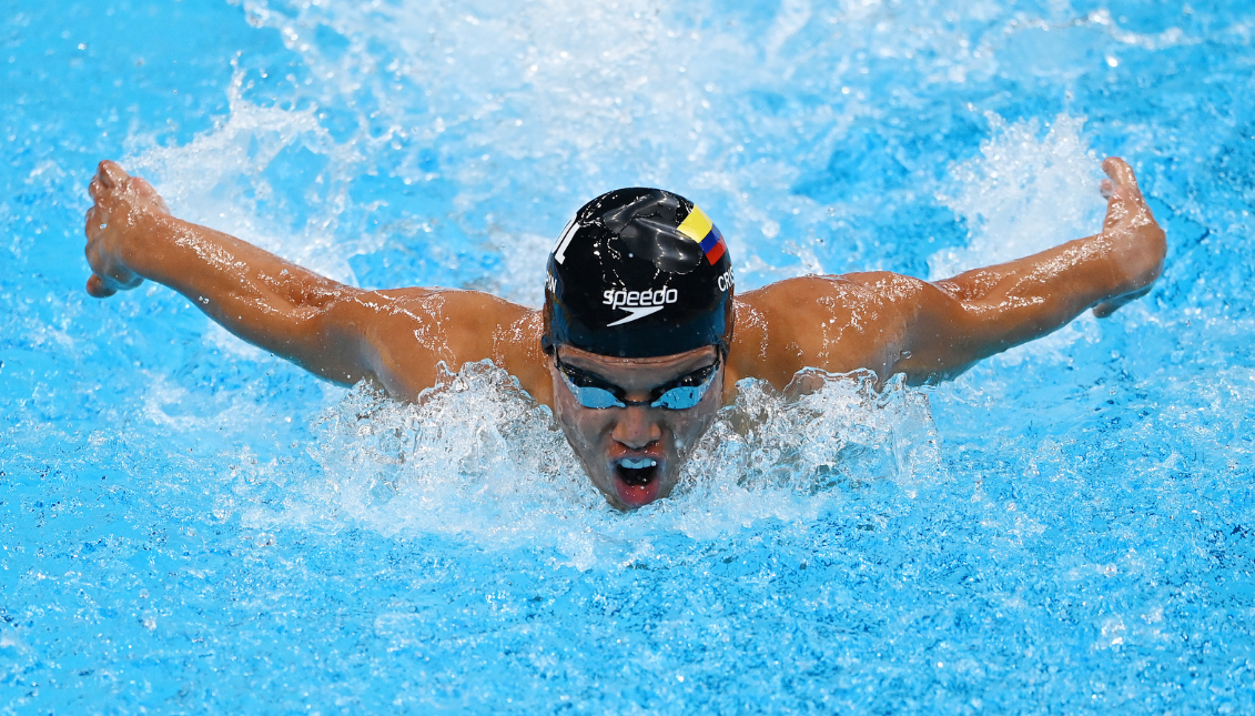 Nelson Crispin Corzo, Colombia, en la final de los 200 metros individuales masculinos - SM6 en los Juegos Paralímpicos de Tokio 2020. Foto: Alex Davidson/Getty Images para el Comité Paralímpico Internacional.