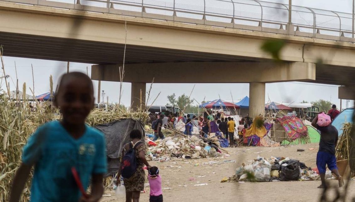 Migrants on the bridge in Del Rio, Texas. Photo: Twitter @ElUniverso