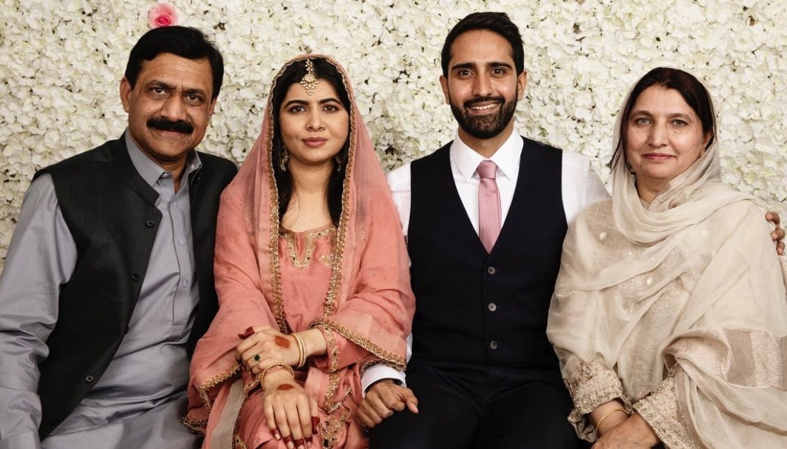 Malala posa en su boda con su esposo y padres. Foto: Twitter