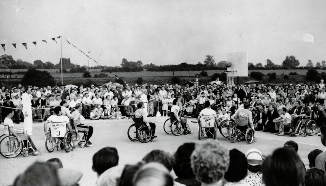 Equipo de baloncesto de Estados Unidos anota contra Holanda en los Juegos Internacionales de Stoke Mandeville. 30 de julio, 1955. Foto: Fred Ramage/Keystone/Hulton Archive/Getty Images