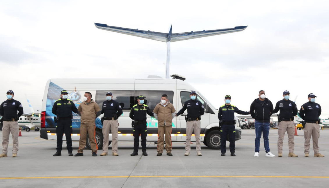 Three Colombians are extradited to the United States: two members of the ELN and one of the 'Clan del Golfo'. Photo: Twitter @PoliciaColombia