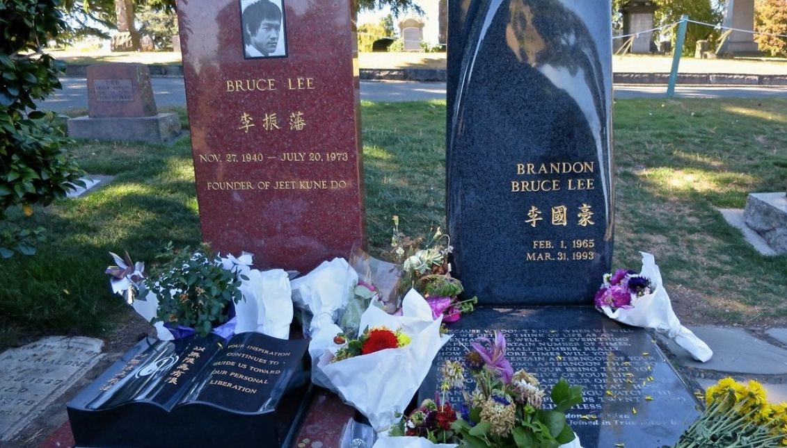 Brandon Bruce Lee's grave is located next to his father's grave at Lake View Cemetery. Photo: Flickr