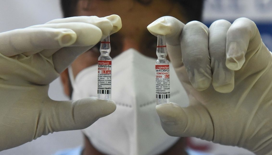 Un trabajador sanitario muestra una vacuna Sputnik V, en un Policlínico, el 31 de julio de 2021 en Gurugram, India. Foto: Vipin Kumar/Hindustan Times vía Getty Images