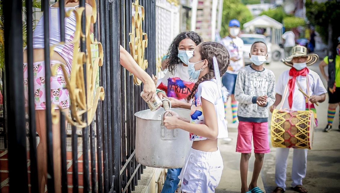 Niños del Barrio Chino en Cartagena piden alimentos para hacer su sancocho. Foto: Oscar Contreras