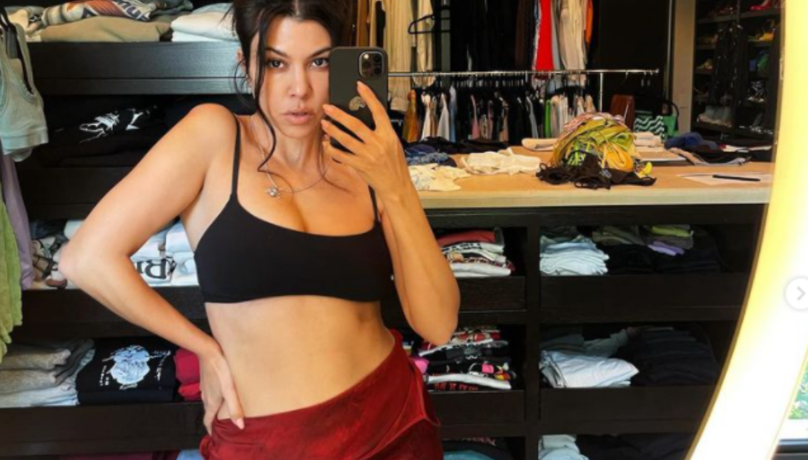 Kourtney Kardashian usando un vestido de la diseñadora Carmen Molina. Foto: Instagram @Kourtnekardashian