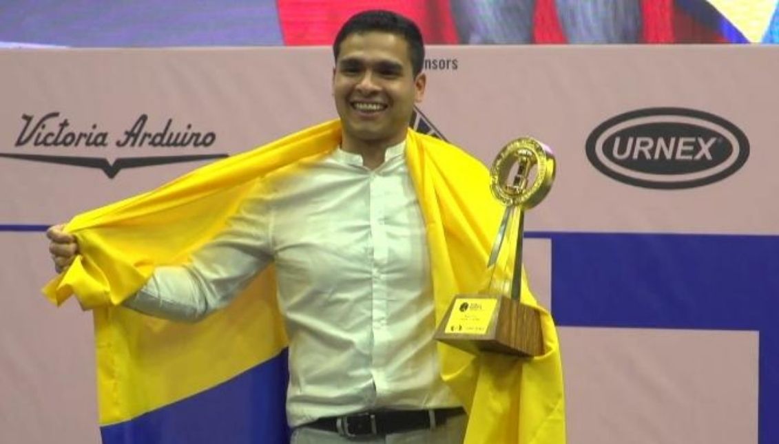 Diego Campos recibiendo su trofeo como Campeón de Barismo. Foto: Twitter @gobertolima