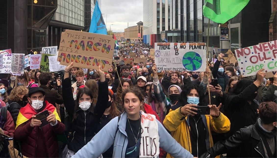 Jóvenes marchan por las calles de Glasgow. Foto: Twitter @gretathunberg