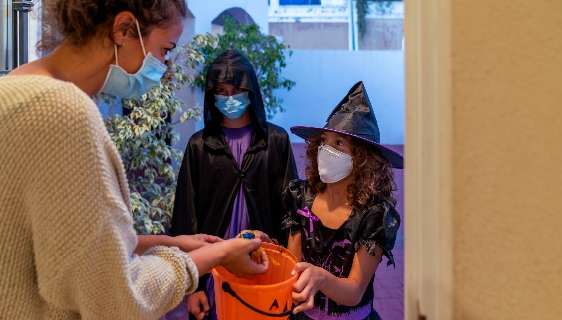 Este año, los niños salieron a pedir 'trick or treat' manteniendo medidas contra el covid-19. Foto: Getty Images