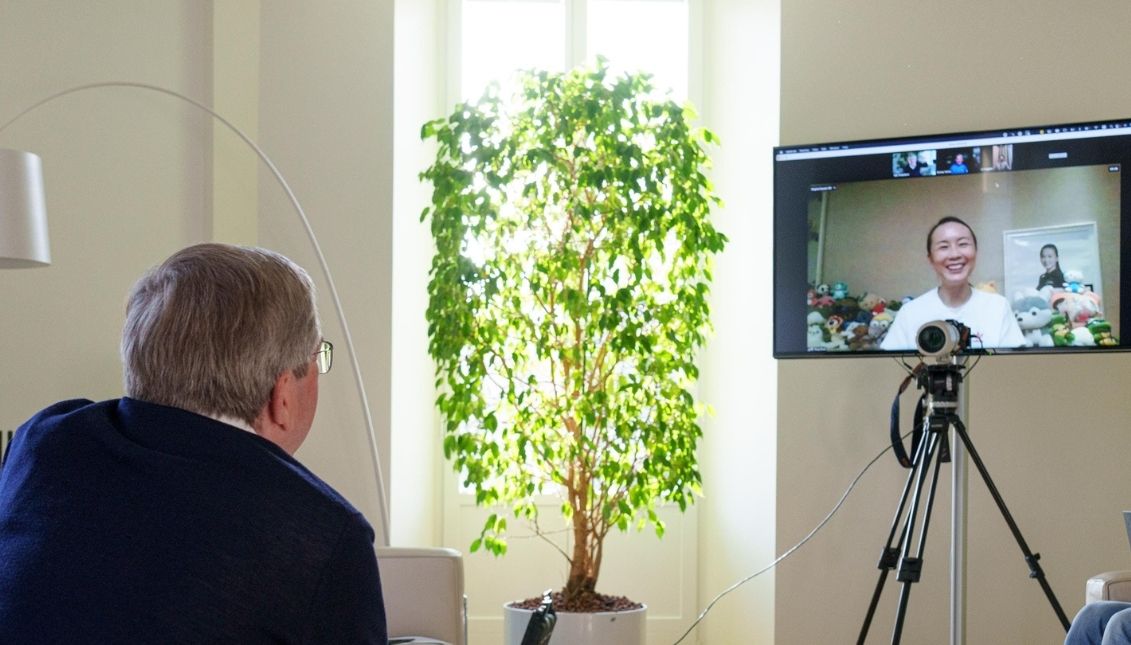 El Presidente del COI y el Presidente de la Comisión de Atletas del COI mantienen una videollamada con Peng Shuai. Foto: COI media