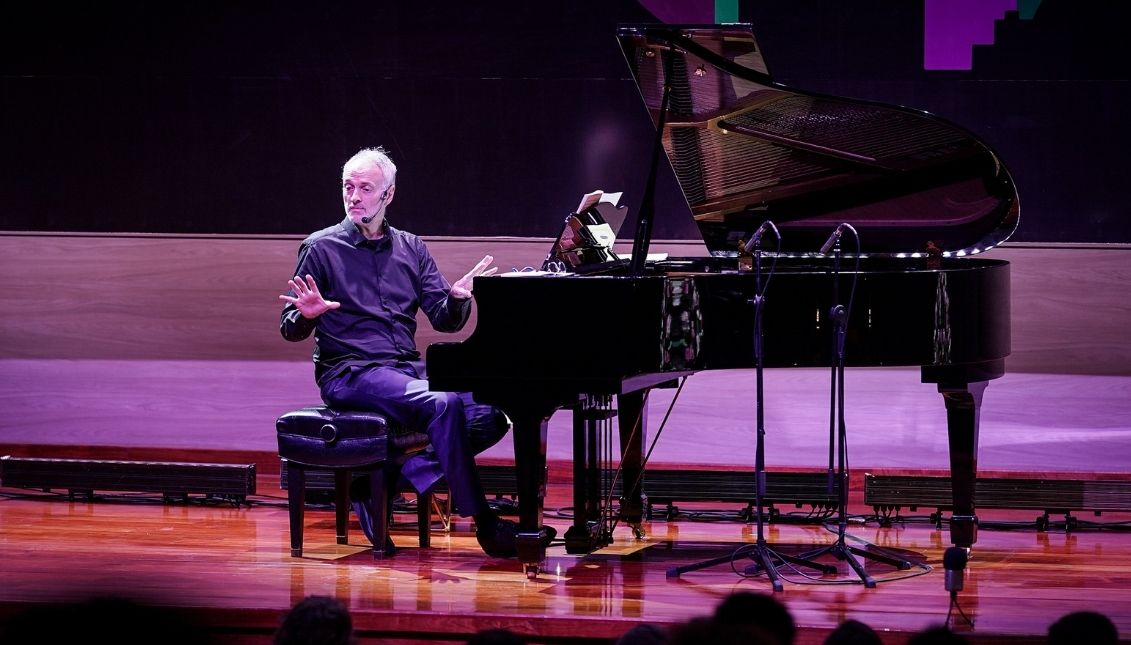 Giovanni Bietti se dedica a enseñar la historia de la música a través de pequeñas conferencias donde toca fragmentos de piezas. Fotografía: cortesía Festival de Música de Cartagena 