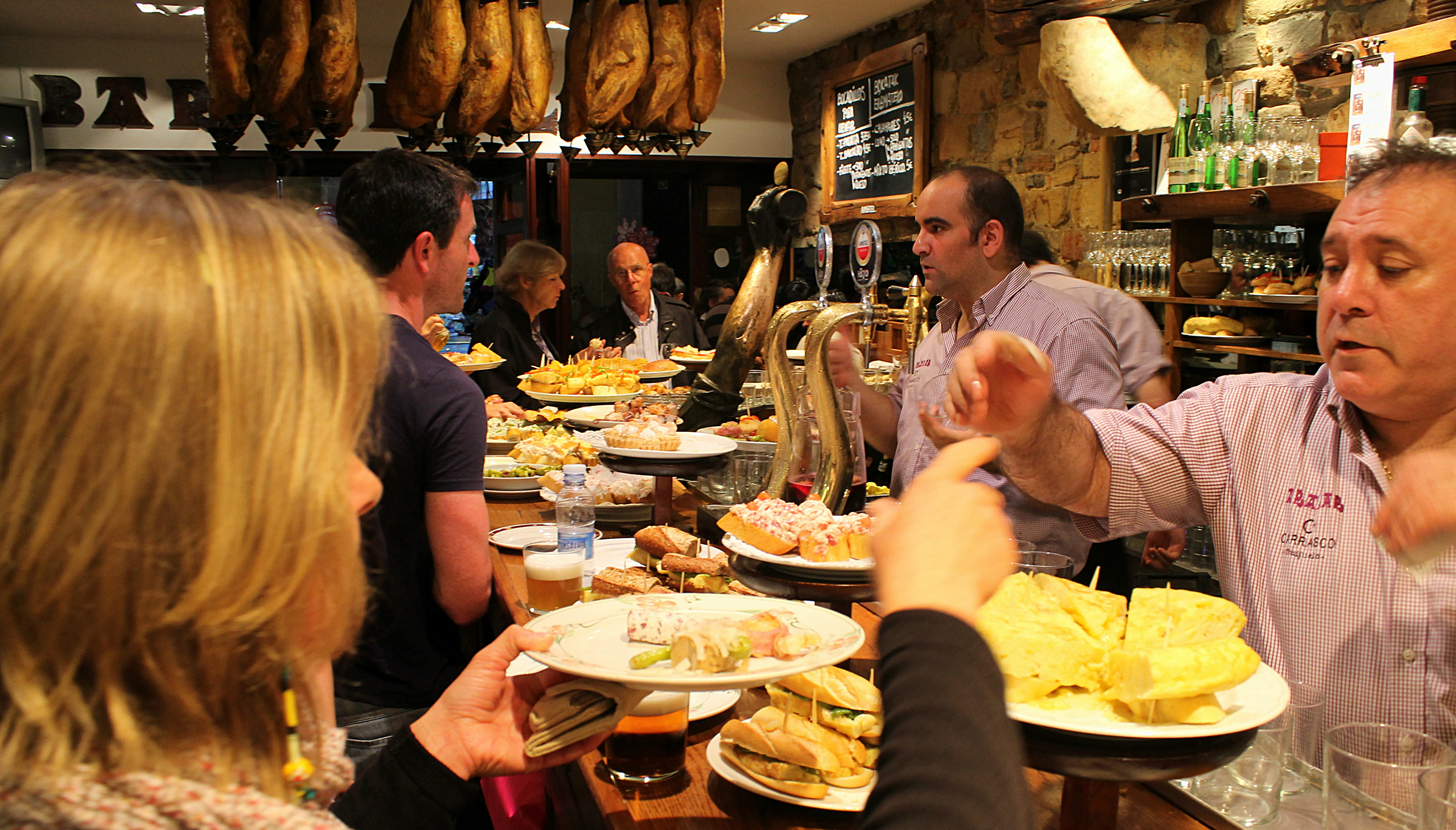 Una de las barras de pinchos de San Sebastián. Foto: Nicolás Vollmer
