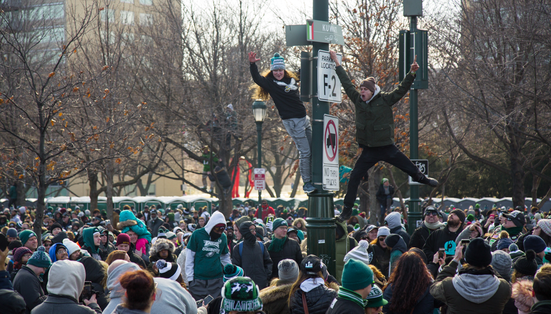 Climbing to the top: Eagles fans have high standards for the intrepid pole-climbers among them. Samanatha Laub / AL DÍA News