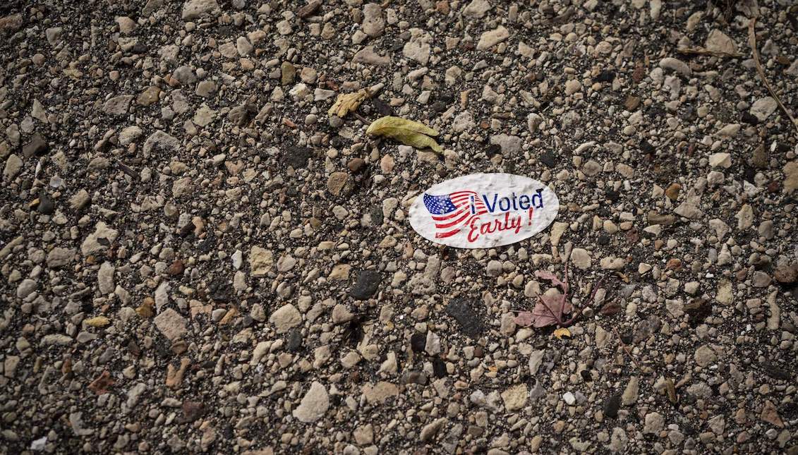 Una calcomanía para los votantes anticipados está pegada en una acera fuera de las oficinas municipales de Kenosha para la votación anticipada, el viernes 30 de octubre de 2020, en Kenosha, Wisconsin. (Foto AP/Wong Maye-E)
